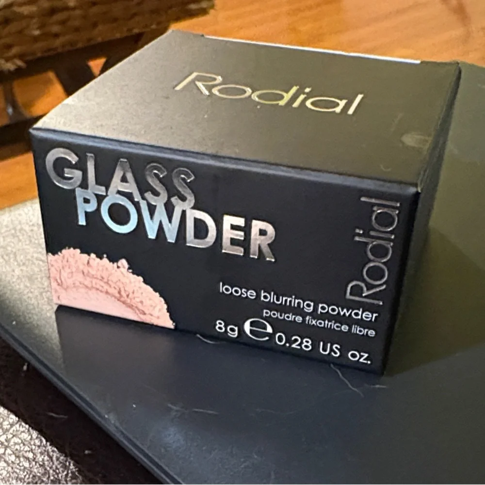 Rodial Glass Powder - Loose Blurring Powder in Black and Silver - Picture 2 of 2